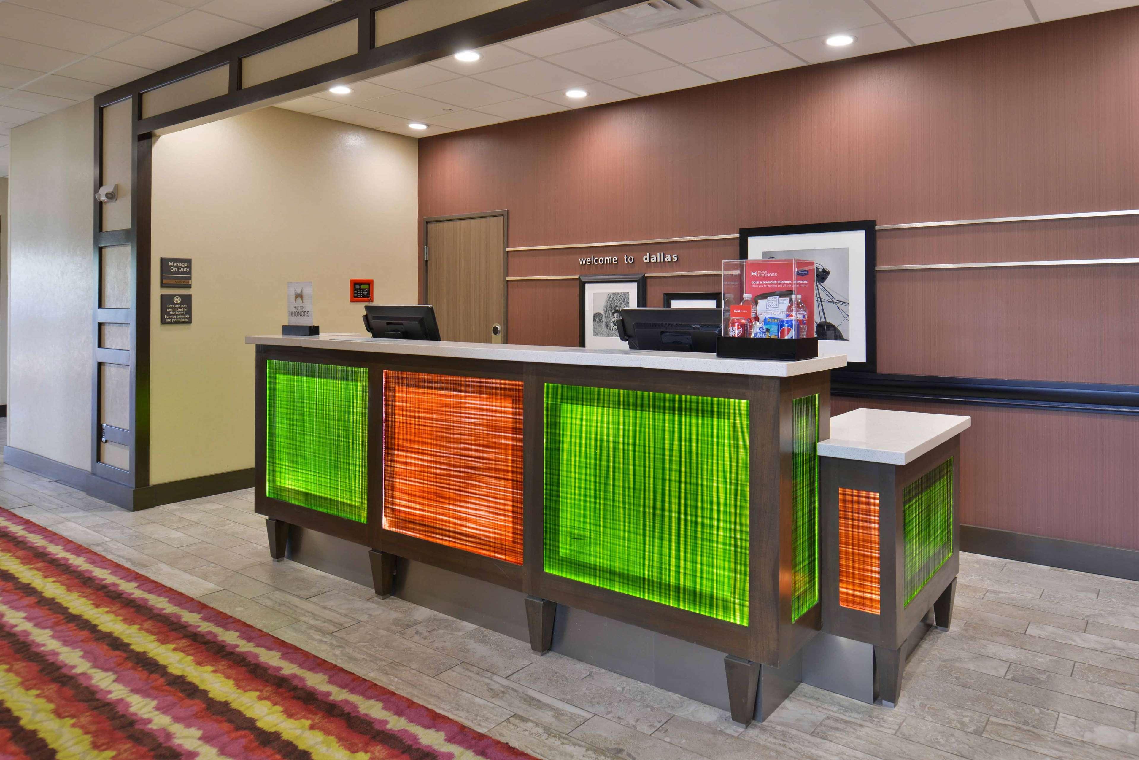 Hampton Inn&Suites Dallas Market Center Buitenkant foto